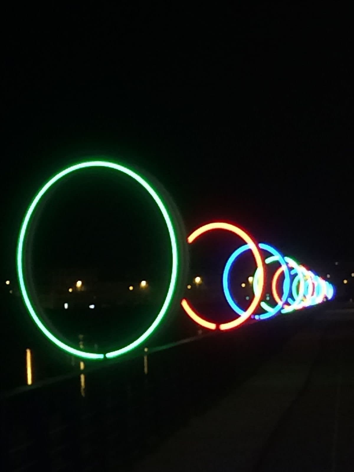 Les Anneaux de Buren à Nantes, la nuit